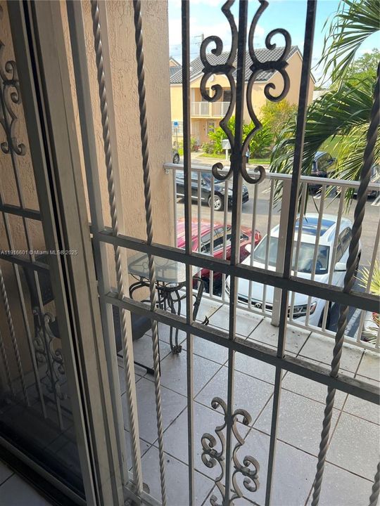 Active With Contract: $245,000 (2 beds, 1 baths, 940 Square Feet)