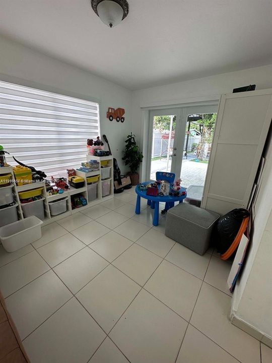 Под контрактом: $3,500 (3 спален, 1 ванн, 1806 Квадратных фут)