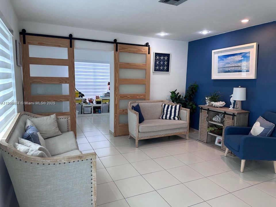 Под контрактом: $3,500 (3 спален, 1 ванн, 1806 Квадратных фут)