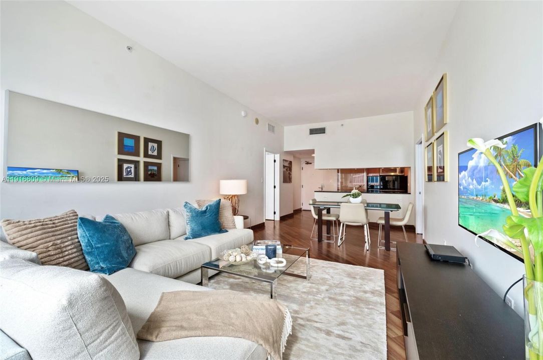 For Sale: $1,295,000 (2 beds, 2 baths, 1200 Square Feet)