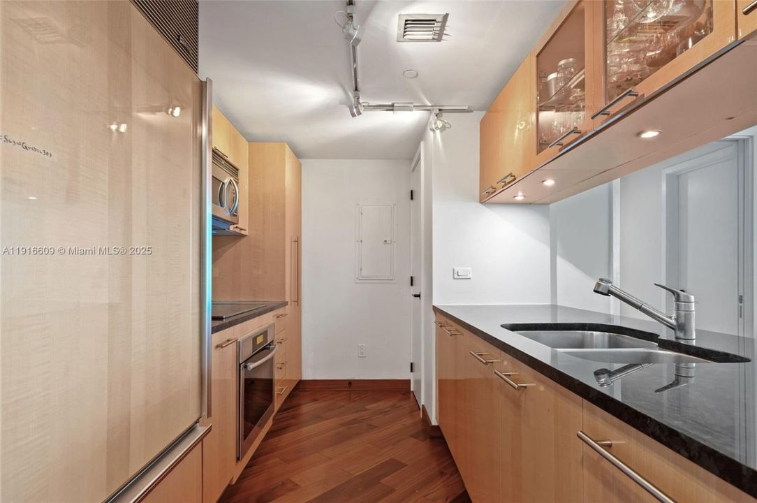 For Sale: $1,295,000 (2 beds, 2 baths, 1200 Square Feet)