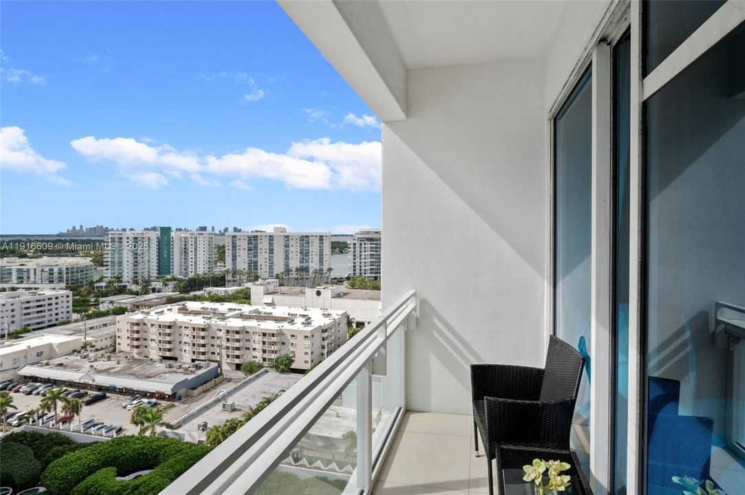 For Sale: $1,295,000 (2 beds, 2 baths, 1200 Square Feet)