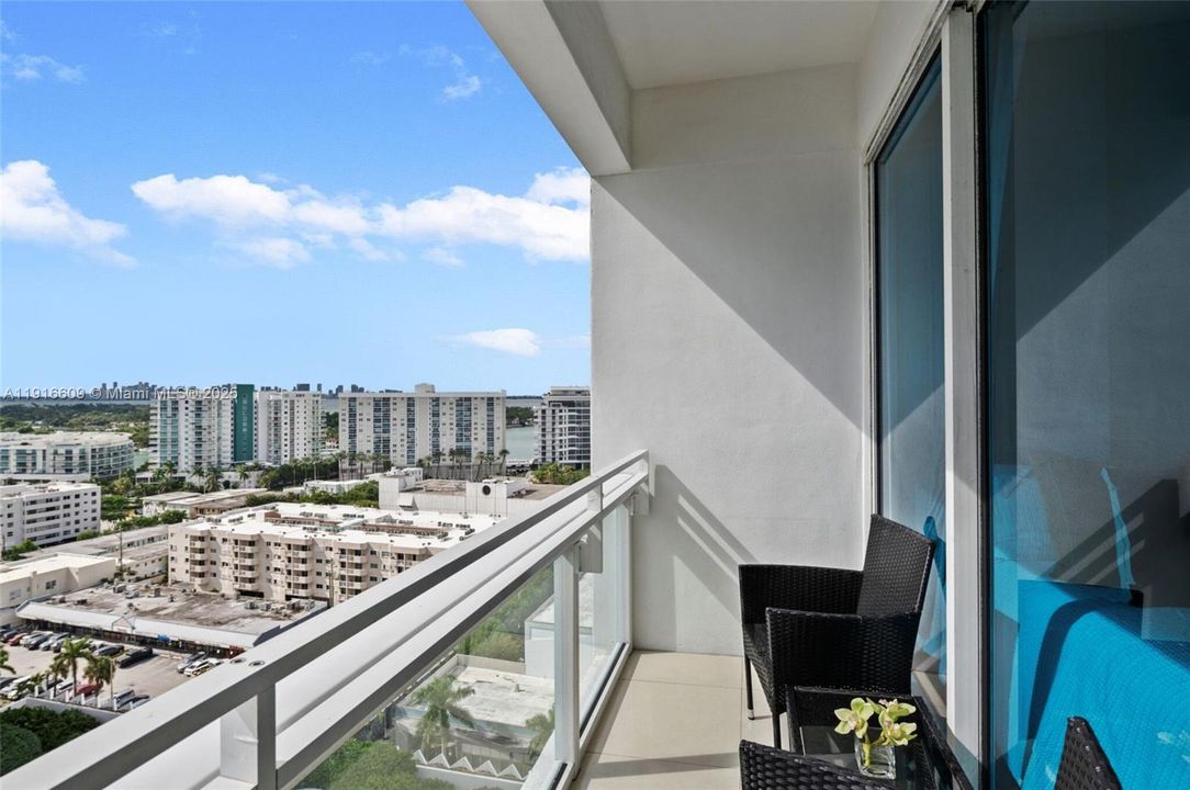 For Sale: $1,295,000 (2 beds, 2 baths, 1200 Square Feet)