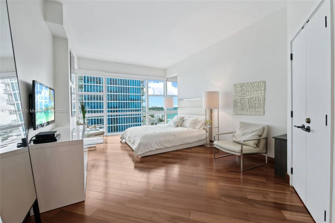 For Sale: $1,295,000 (2 beds, 2 baths, 1200 Square Feet)