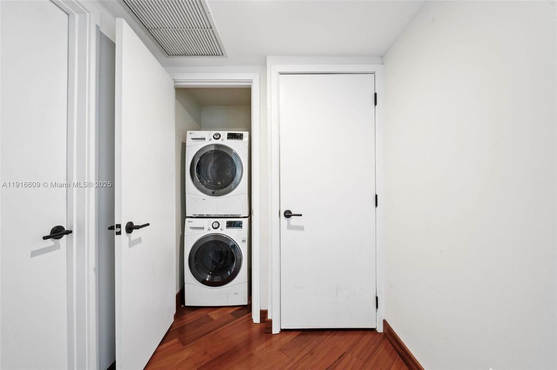 For Sale: $1,295,000 (2 beds, 2 baths, 1200 Square Feet)