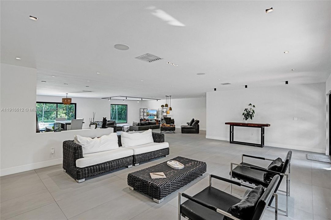 For Sale: $1,785,000 (4 beds, 3 baths, 4262 Square Feet)