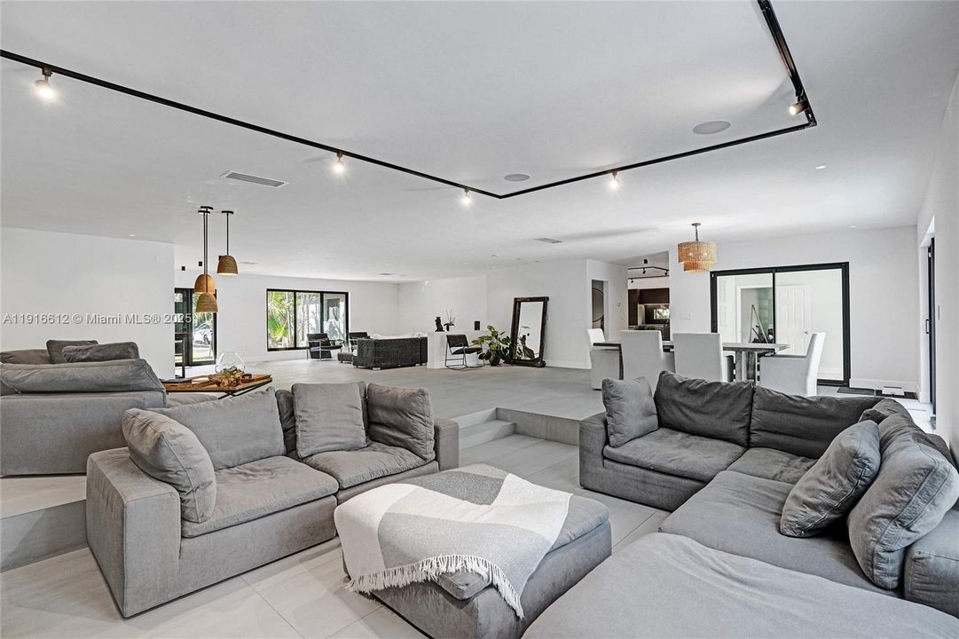 For Sale: $1,785,000 (4 beds, 3 baths, 4262 Square Feet)