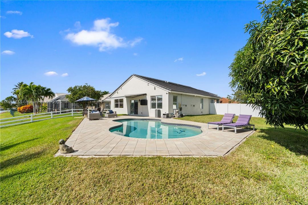 For Sale: $820,000 (3 beds, 2 baths, 1991 Square Feet)