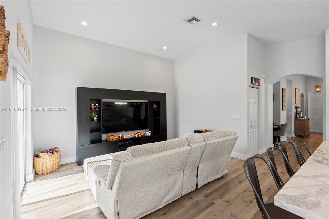 For Sale: $820,000 (3 beds, 2 baths, 1991 Square Feet)