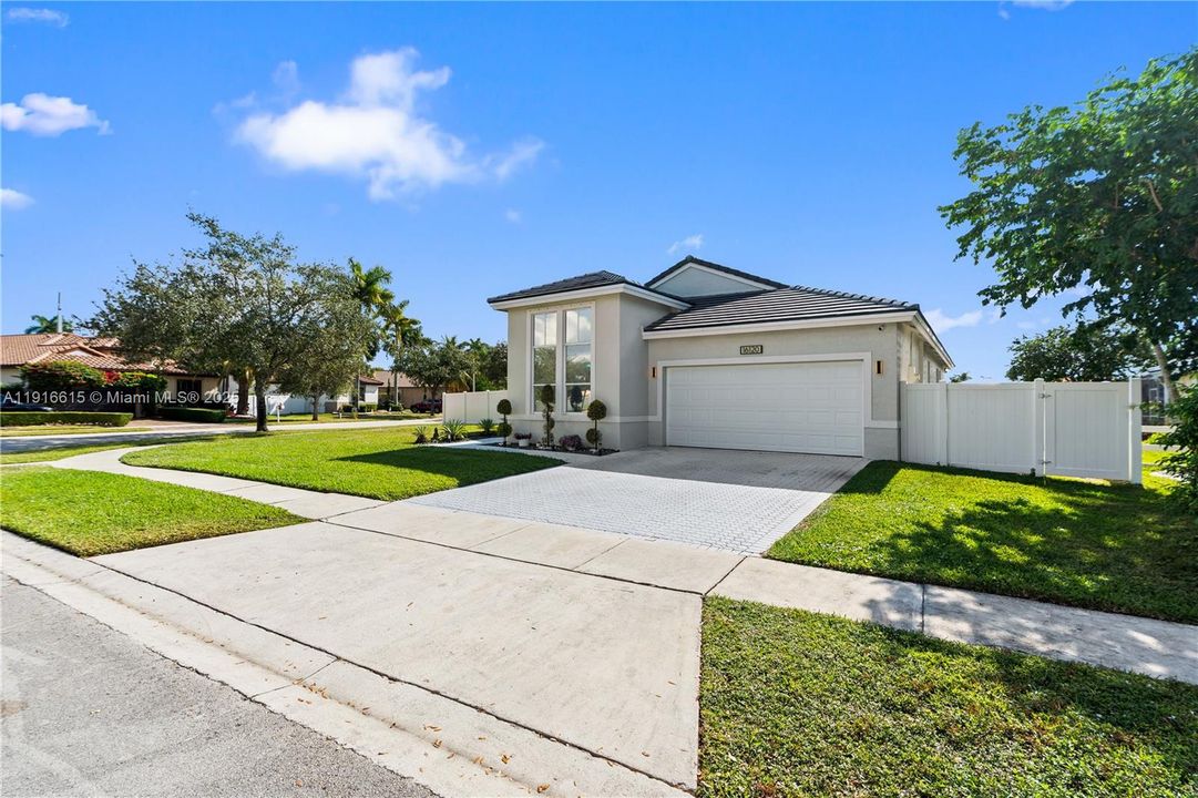 For Sale: $820,000 (3 beds, 2 baths, 1991 Square Feet)