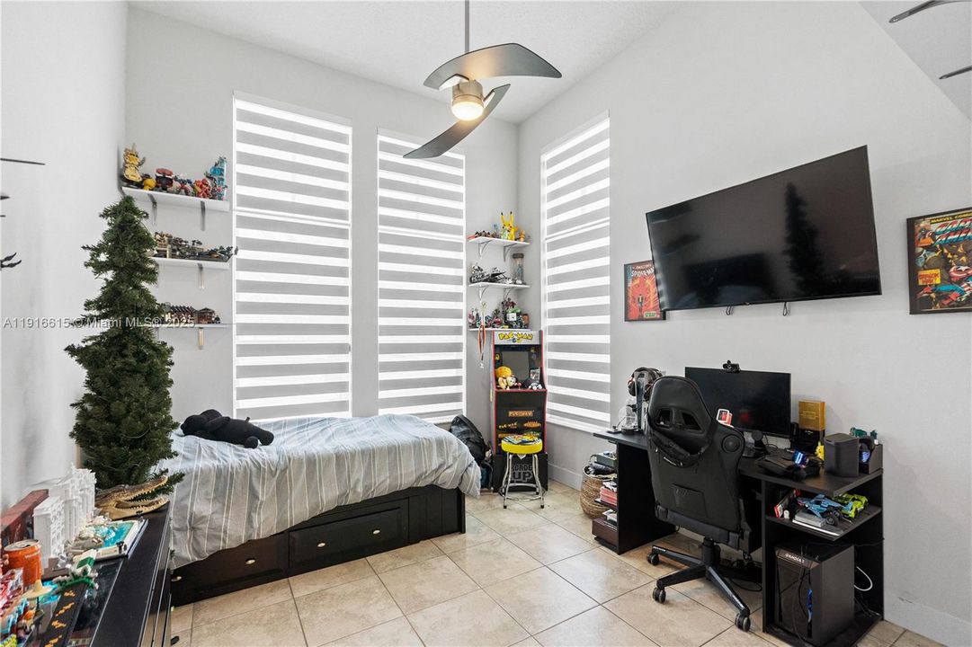 For Sale: $820,000 (3 beds, 2 baths, 1991 Square Feet)