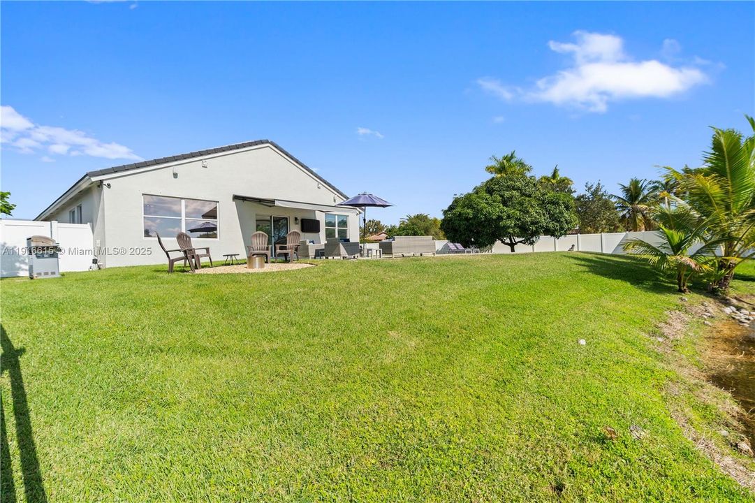 For Sale: $820,000 (3 beds, 2 baths, 1991 Square Feet)