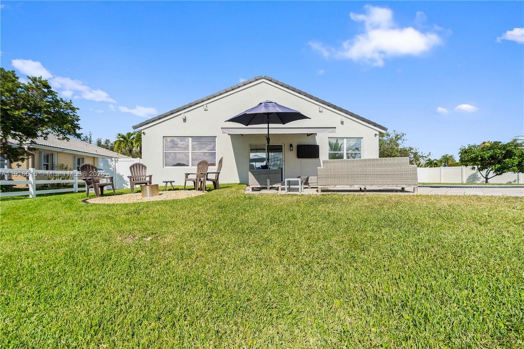 For Sale: $820,000 (3 beds, 2 baths, 1991 Square Feet)