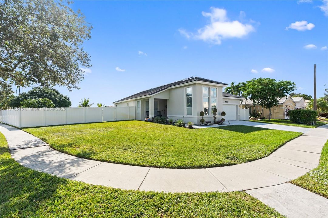 For Sale: $820,000 (3 beds, 2 baths, 1991 Square Feet)