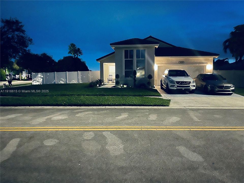 For Sale: $820,000 (3 beds, 2 baths, 1991 Square Feet)