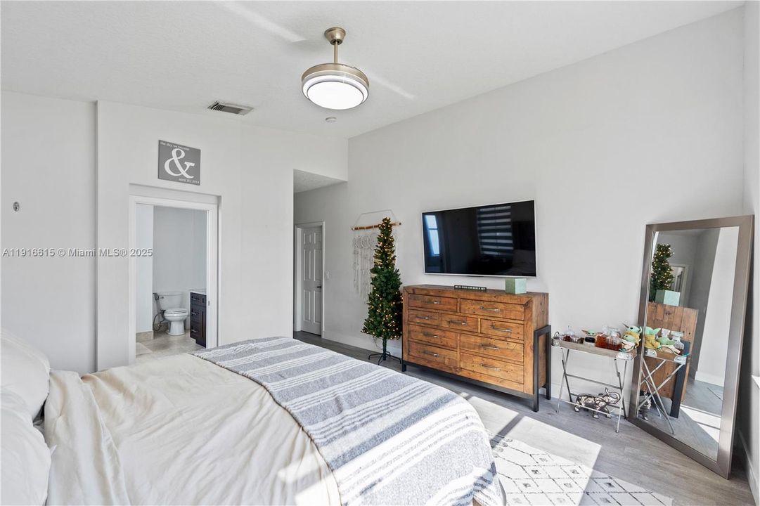 For Sale: $820,000 (3 beds, 2 baths, 1991 Square Feet)