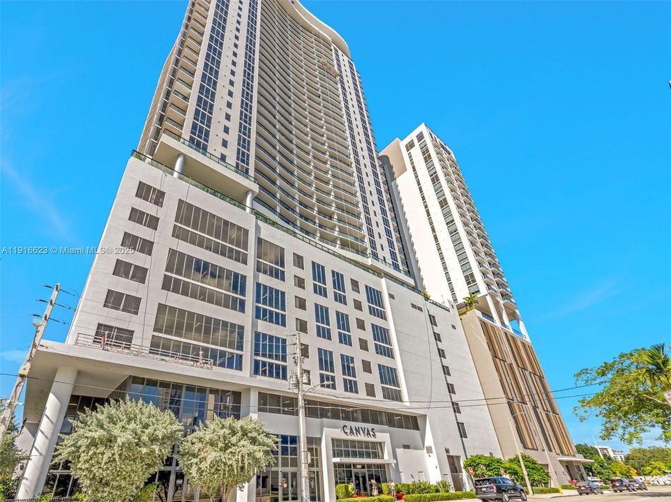 Building offer resort style amenities and is close to all major highways.