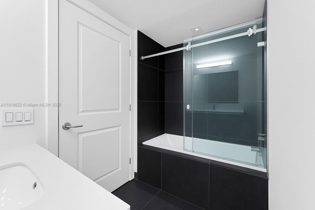 待售: $419,000 (1 贝兹, 1 浴室, 850 平方英尺)