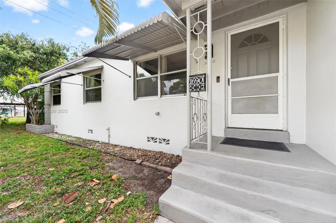 Active With Contract: $490,000 (3 beds, 1 baths, 1242 Square Feet)