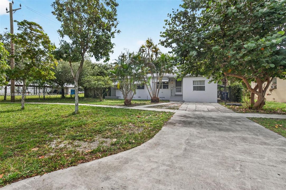 Active With Contract: $490,000 (3 beds, 1 baths, 1242 Square Feet)