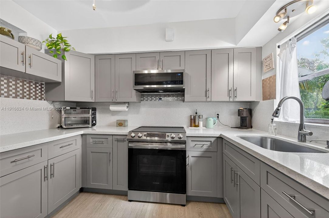 Active With Contract: $490,000 (3 beds, 1 baths, 1242 Square Feet)