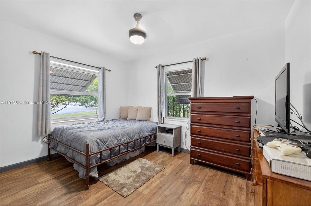 Active With Contract: $490,000 (3 beds, 1 baths, 1242 Square Feet)