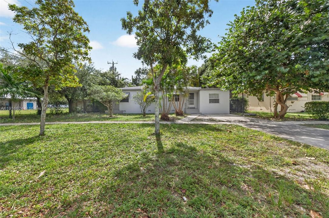 Active With Contract: $490,000 (3 beds, 1 baths, 1242 Square Feet)