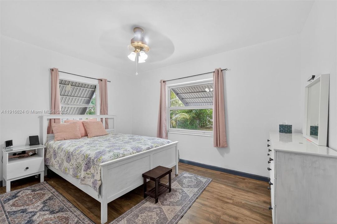 Active With Contract: $490,000 (3 beds, 1 baths, 1242 Square Feet)