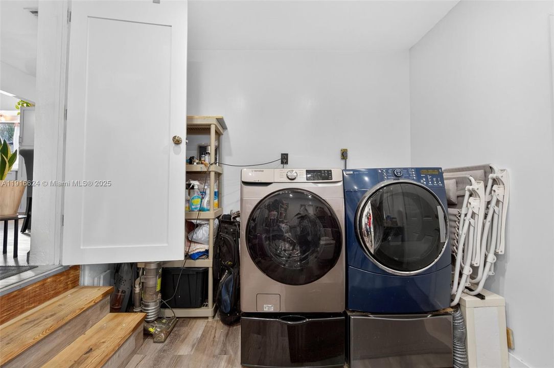 Active With Contract: $490,000 (3 beds, 1 baths, 1242 Square Feet)