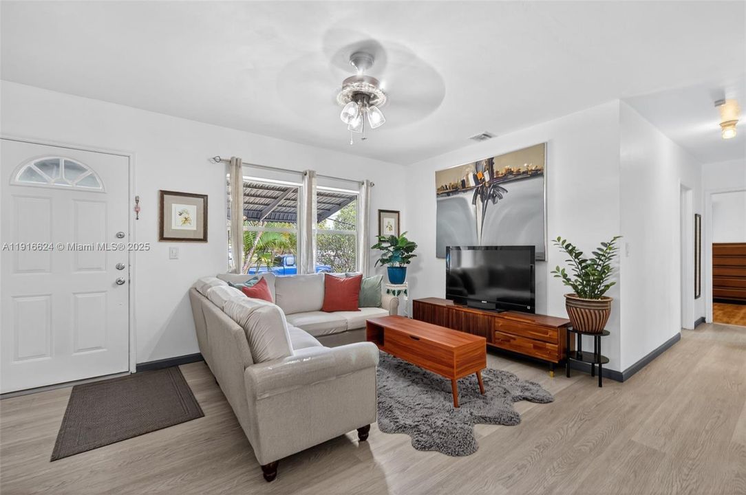 Active With Contract: $490,000 (3 beds, 1 baths, 1242 Square Feet)