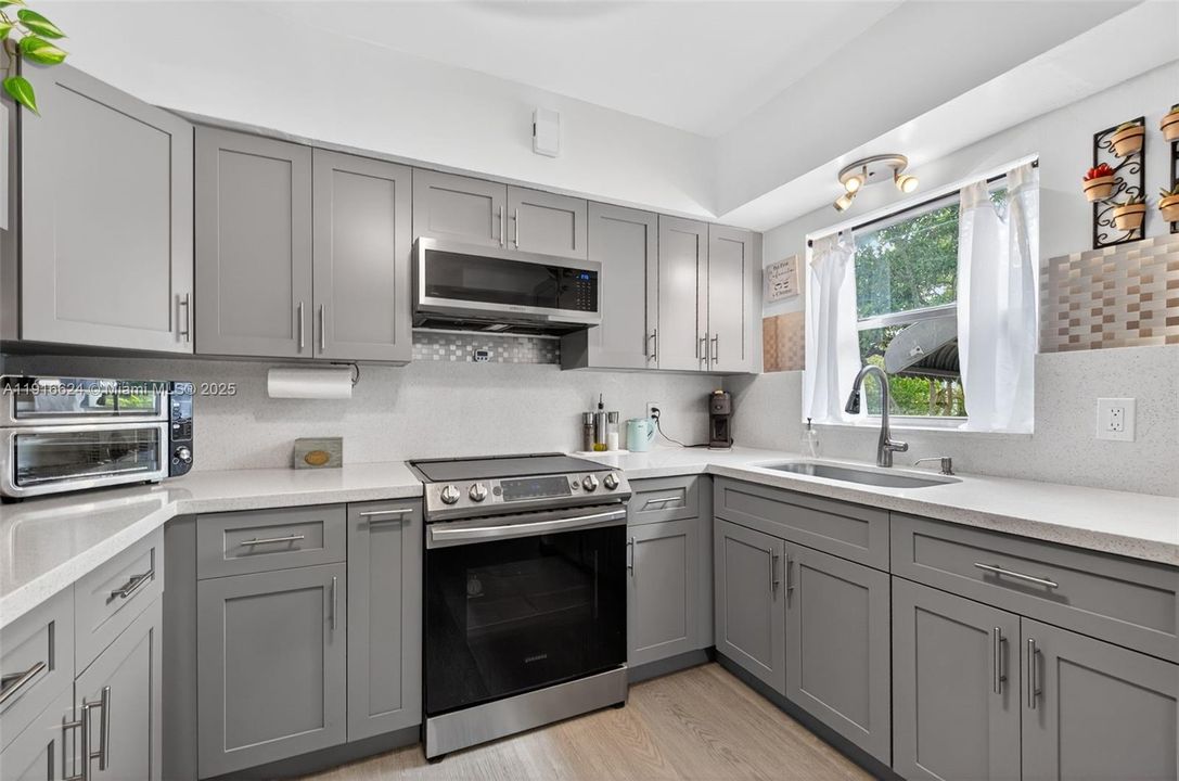 Active With Contract: $490,000 (3 beds, 1 baths, 1242 Square Feet)