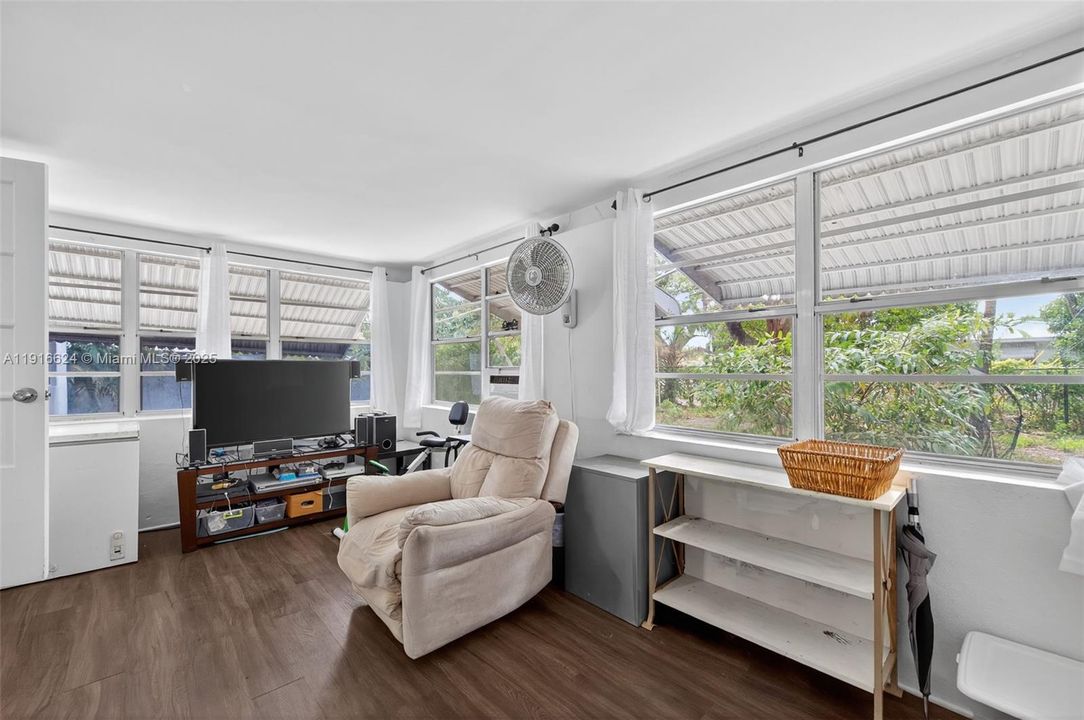 Active With Contract: $490,000 (3 beds, 1 baths, 1242 Square Feet)