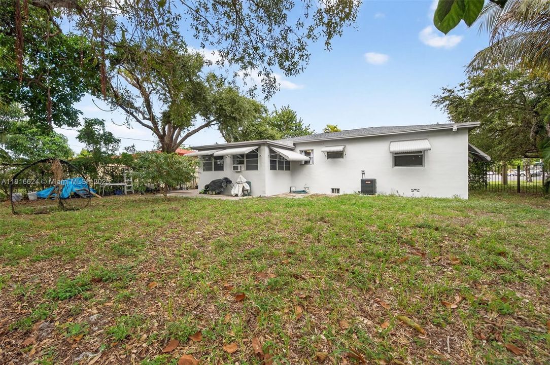 Active With Contract: $490,000 (3 beds, 1 baths, 1242 Square Feet)