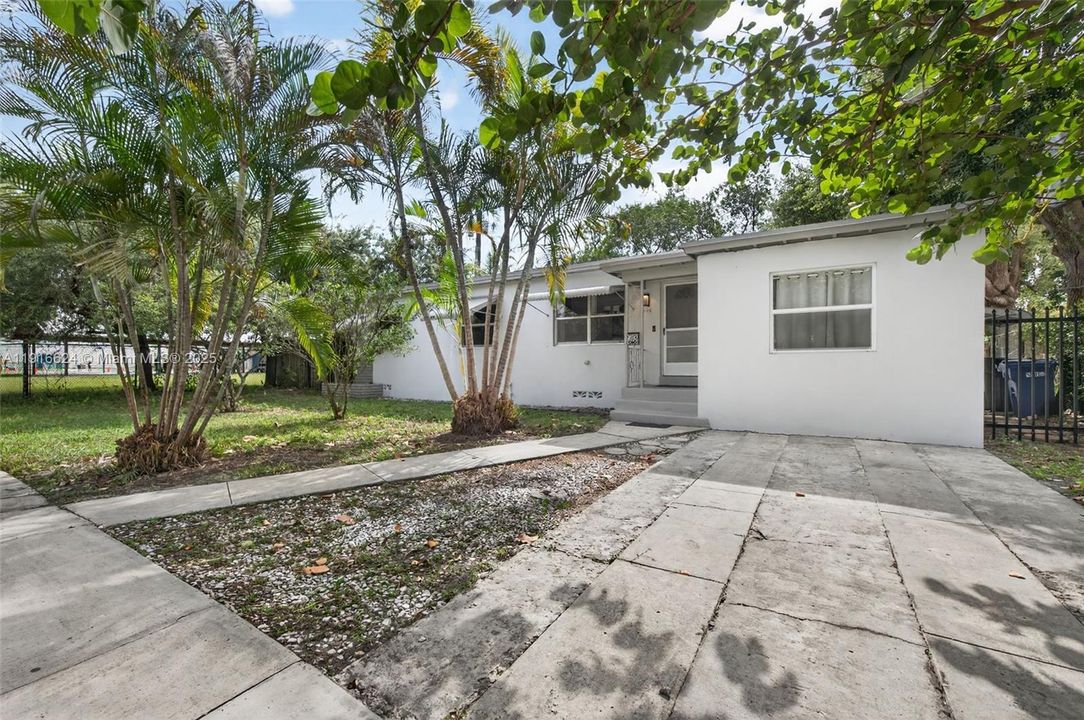 Active With Contract: $490,000 (3 beds, 1 baths, 1242 Square Feet)