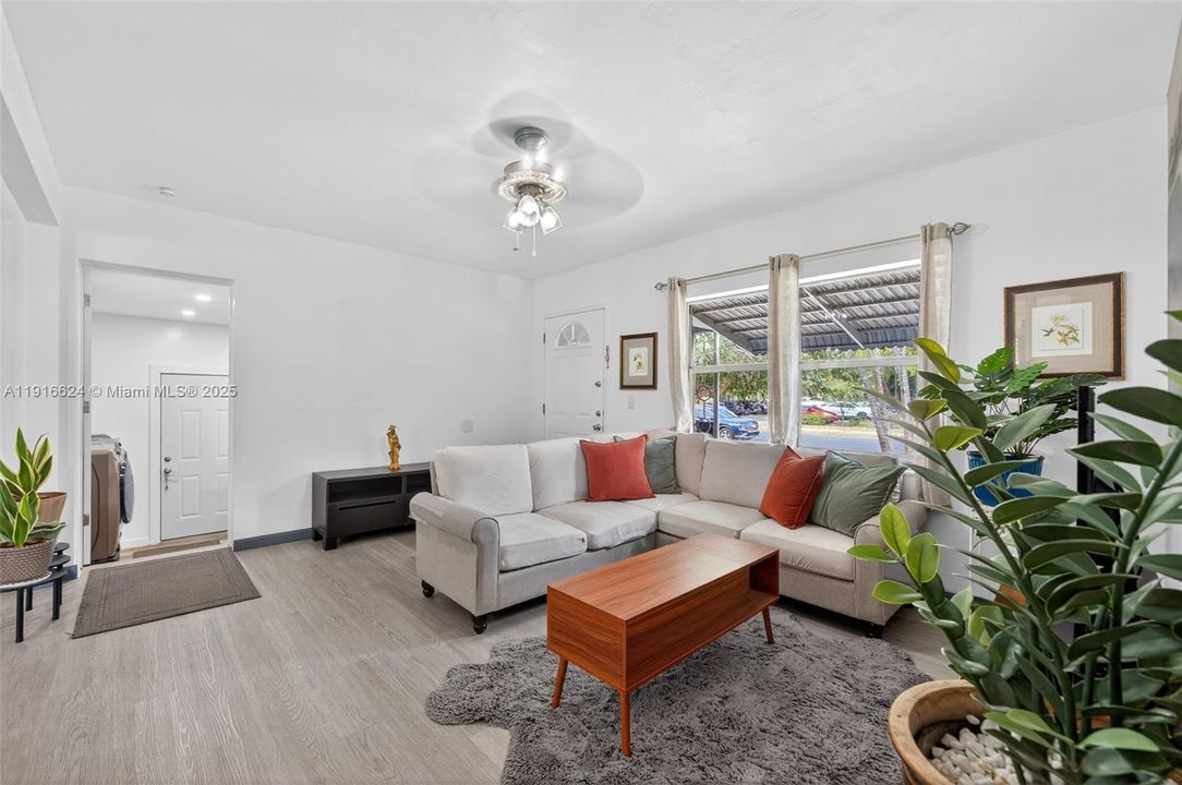 Active With Contract: $490,000 (3 beds, 1 baths, 1242 Square Feet)