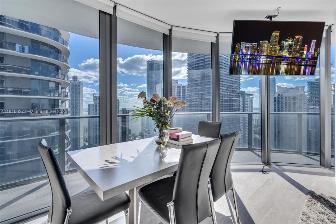 En Venta: $874,997 (2 camas, 2 baños, 1026 Pies cuadrados)