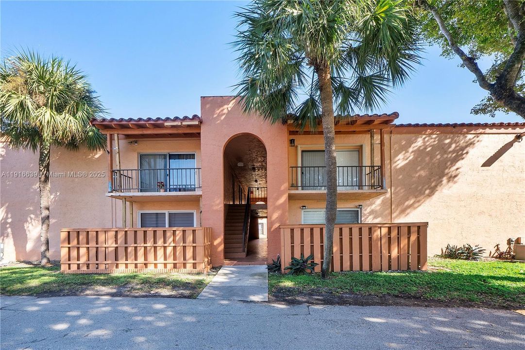 На продажу: $300,000 (2 спален, 2 ванн, 918 Квадратных фут)