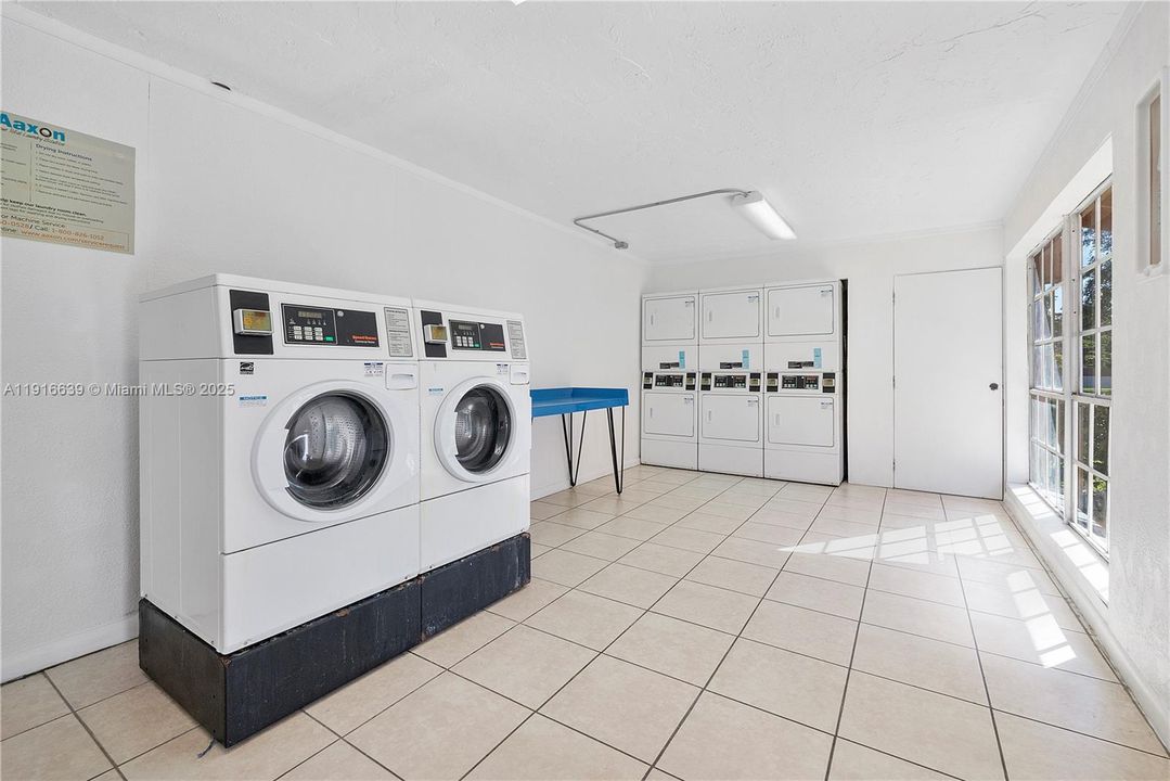 На продажу: $300,000 (2 спален, 2 ванн, 918 Квадратных фут)