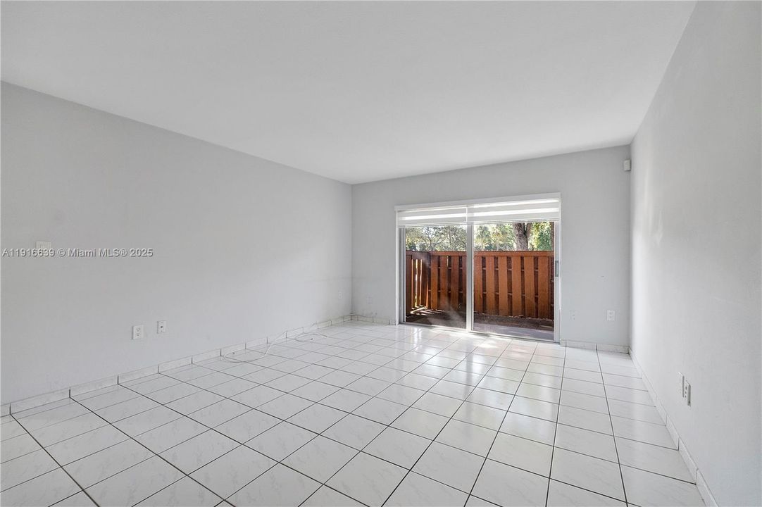 На продажу: $300,000 (2 спален, 2 ванн, 918 Квадратных фут)