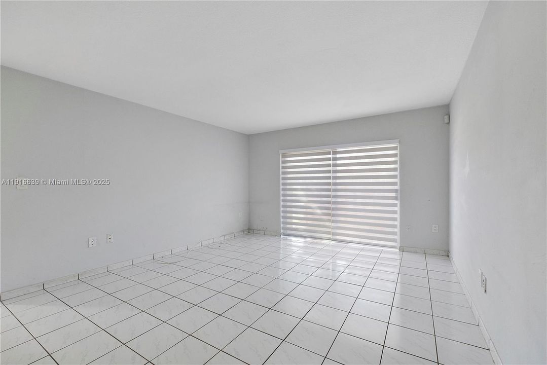 На продажу: $300,000 (2 спален, 2 ванн, 918 Квадратных фут)