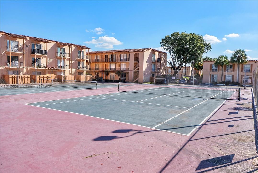 На продажу: $300,000 (2 спален, 2 ванн, 918 Квадратных фут)