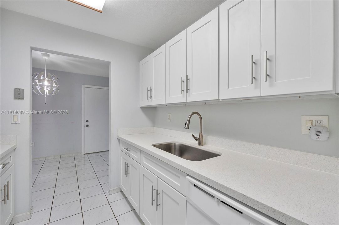 На продажу: $300,000 (2 спален, 2 ванн, 918 Квадратных фут)