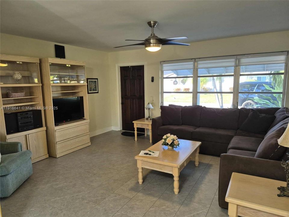 На продажу: $315,000 (2 спален, 1 ванн, 1002 Квадратных фут)