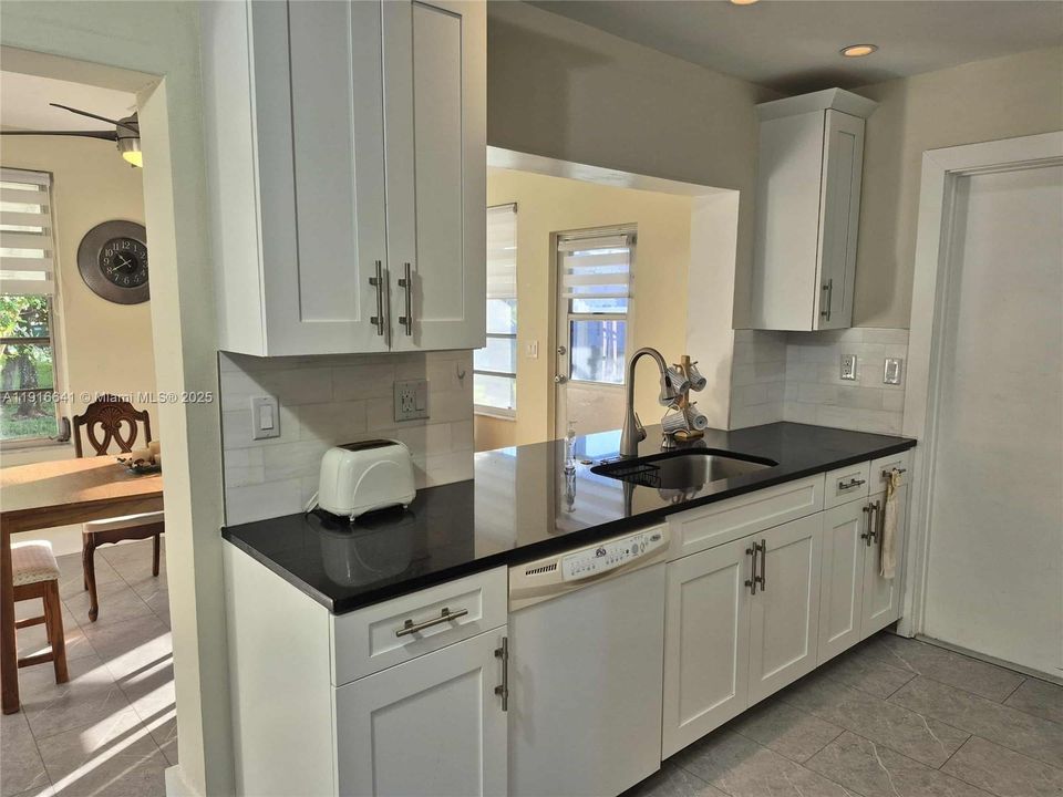 На продажу: $315,000 (2 спален, 1 ванн, 1002 Квадратных фут)