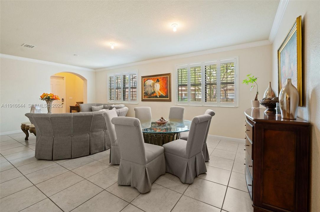 En Venta: $660,000 (5 camas, 3 baños, 2916 Pies cuadrados)