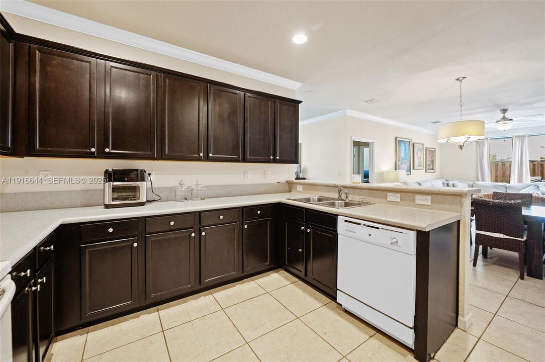 En Venta: $660,000 (5 camas, 3 baños, 2916 Pies cuadrados)