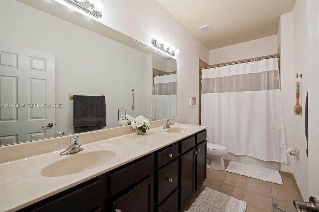 En Venta: $660,000 (5 camas, 3 baños, 2916 Pies cuadrados)