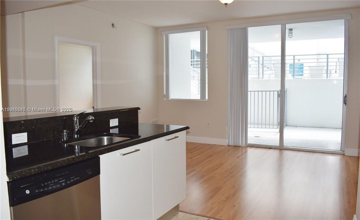 待售: $490,000 (1 贝兹, 1 浴室, 790 平方英尺)