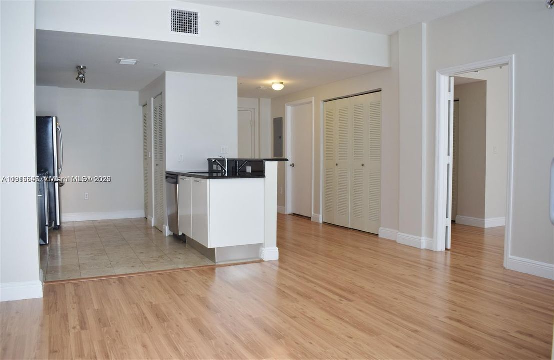 待售: $490,000 (1 贝兹, 1 浴室, 790 平方英尺)