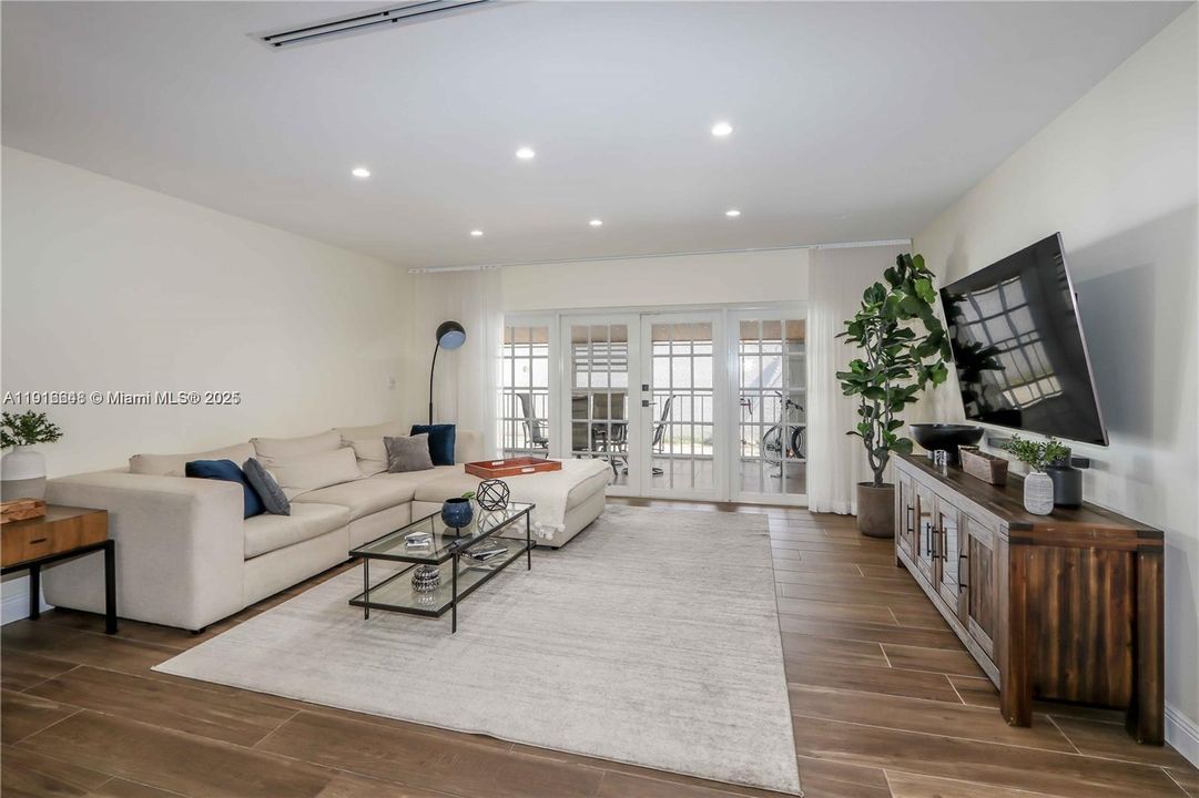 For Rent: $3,650 (3 beds, 2 baths, 1275 Square Feet)